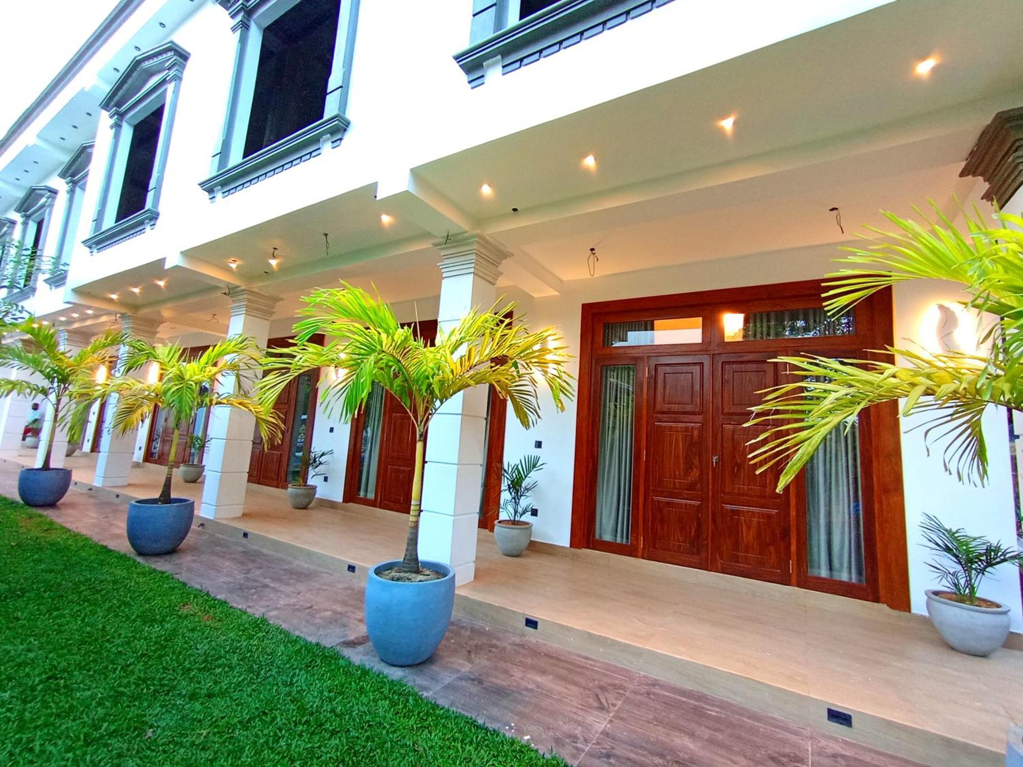 Crown Breeze Hotel Ahangama Buitenkant foto