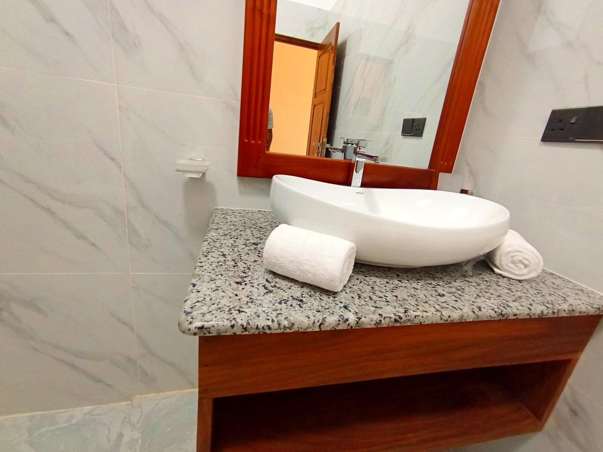 Crown Breeze Hotel Ahangama Buitenkant foto