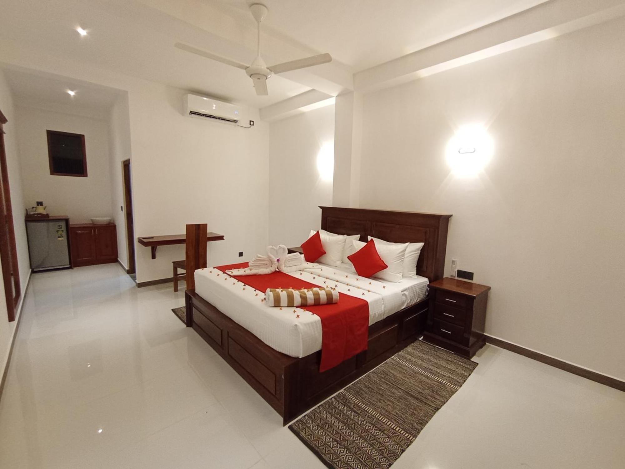 Crown Breeze Hotel Ahangama Buitenkant foto
