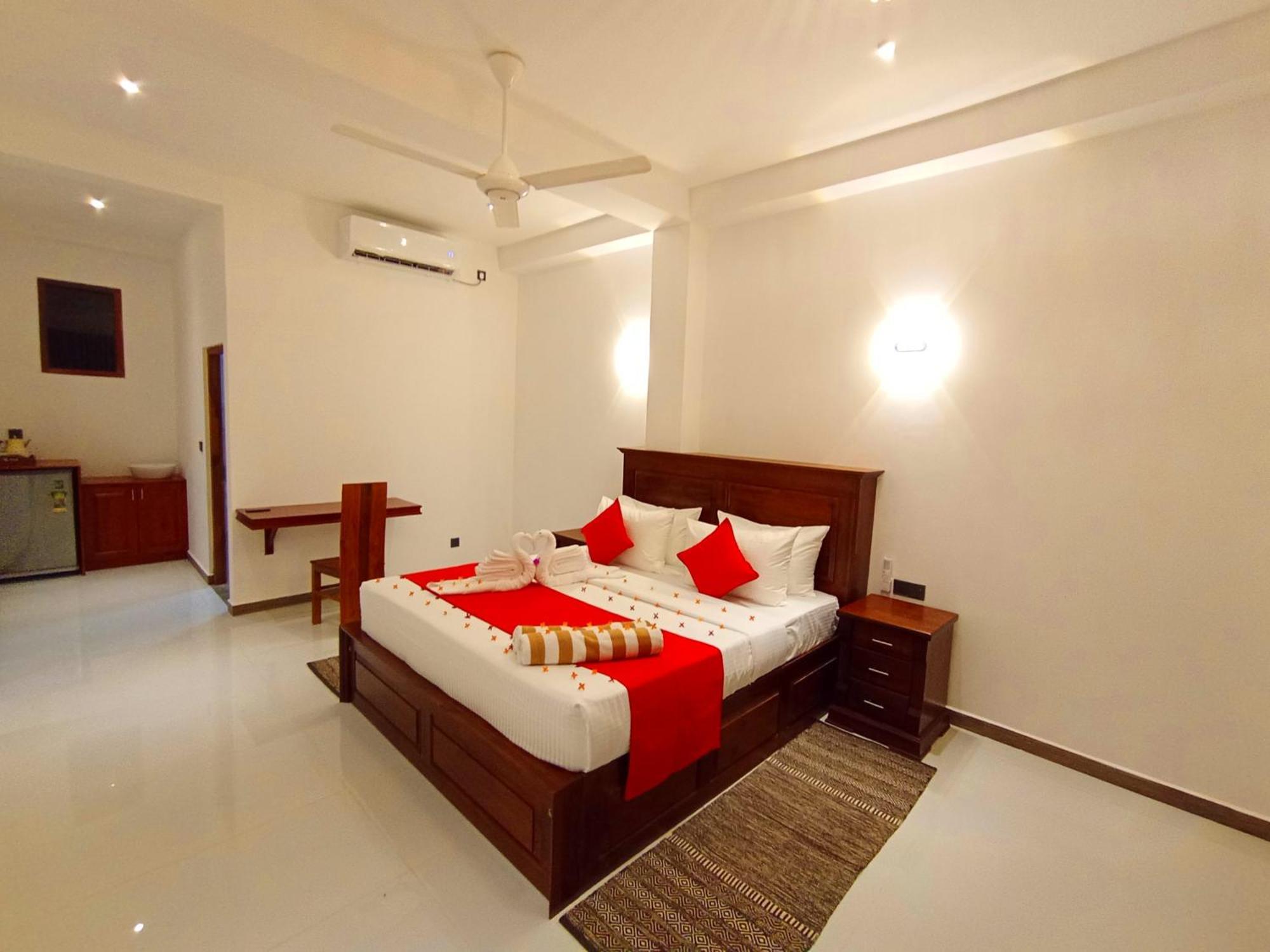 Crown Breeze Hotel Ahangama Buitenkant foto