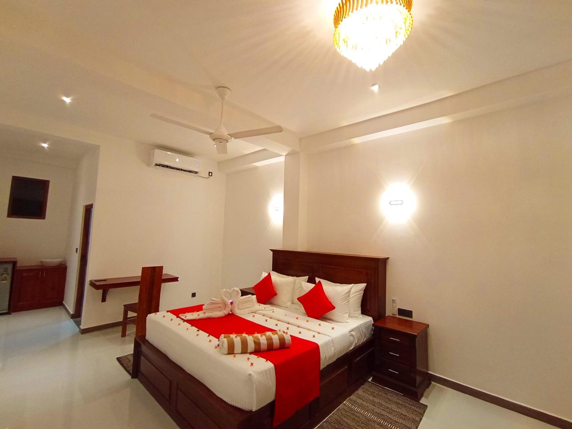 Crown Breeze Hotel Ahangama Buitenkant foto