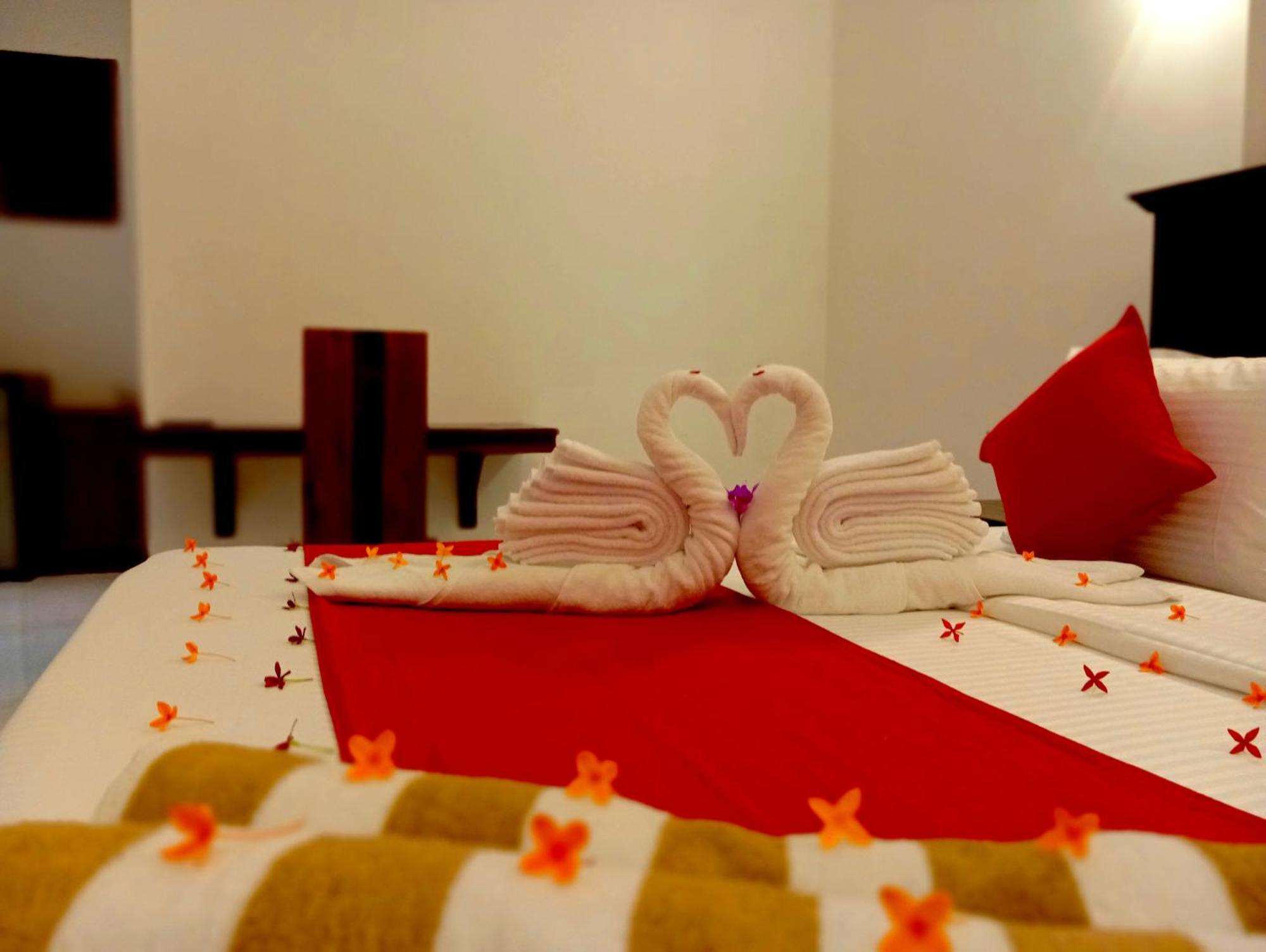 Crown Breeze Hotel Ahangama Buitenkant foto